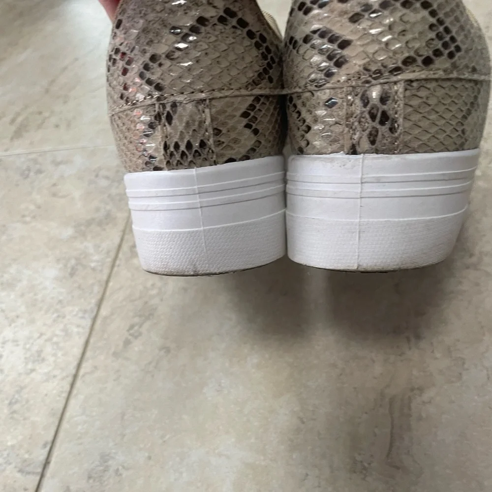 Fashion Nova Oh So Darling Sneakers in Snake Print. Size 6